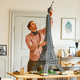 Imagen para el artículo titulado Esta enorme Torre Eiffel es el juego de Lego más alto de todos los tiempos